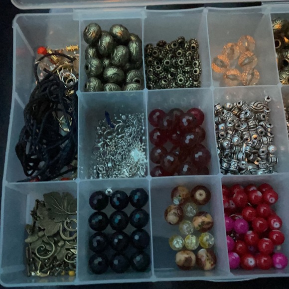 Crafting jewelry beads, large box! Hundreds of plastic beads! - Picture 2 of 3
